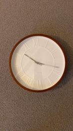 Wit met beuken gebeitste houten rand, Ophalen of Verzenden, Zo goed als nieuw, Wandklok