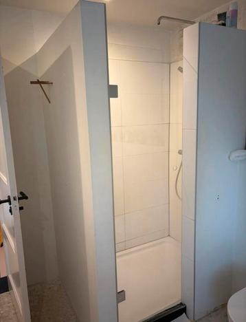 Glazen douchedeur beschikbaar voor biedingen