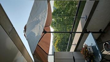 Parasol met bevestiging voor op balkon beschikbaar voor biedingen