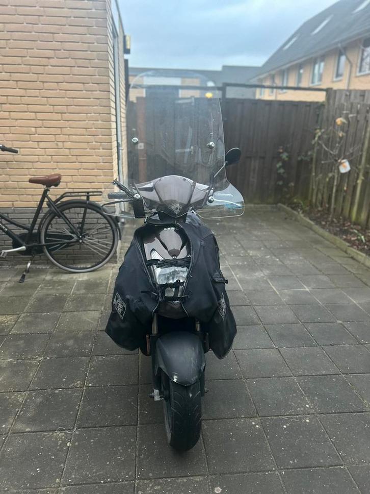 Kymco agility 50, Fietsen en Brommers, Snorfietsen en Snorscooters, Zo goed als nieuw, Kymco, Benzine, Ophalen