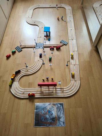Mooie houten autobaan met Accessoires  compleet.  beschikbaar voor biedingen