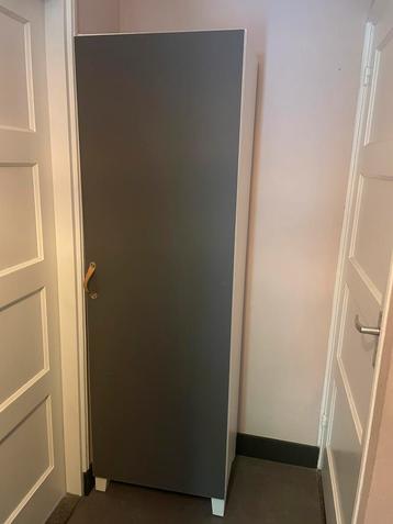 TEAB: Ikea kast 180/190 hoog.
