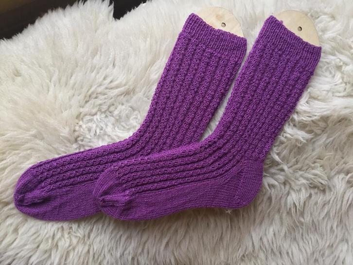 Mooie dames sokken maat 41,42. Hangebreid en nieuw. Paars., Kleding | Dames, Sokken en Kousen, Nieuw, Sokken en Kniesokken, Maat 39 t/m 42