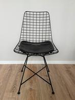 Zwarte draadstoel, Ophalen, Twee, Zwart, Zo goed als nieuw