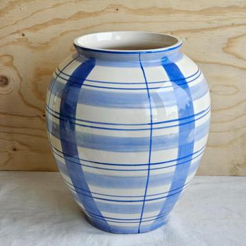 Grote vaas wit met blauwe ruit beschikbaar voor biedingen