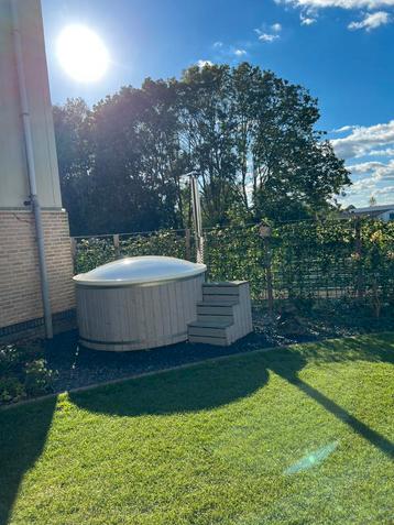 De laatste hottubs zonder bubbels met verlichting te koop beschikbaar voor biedingen