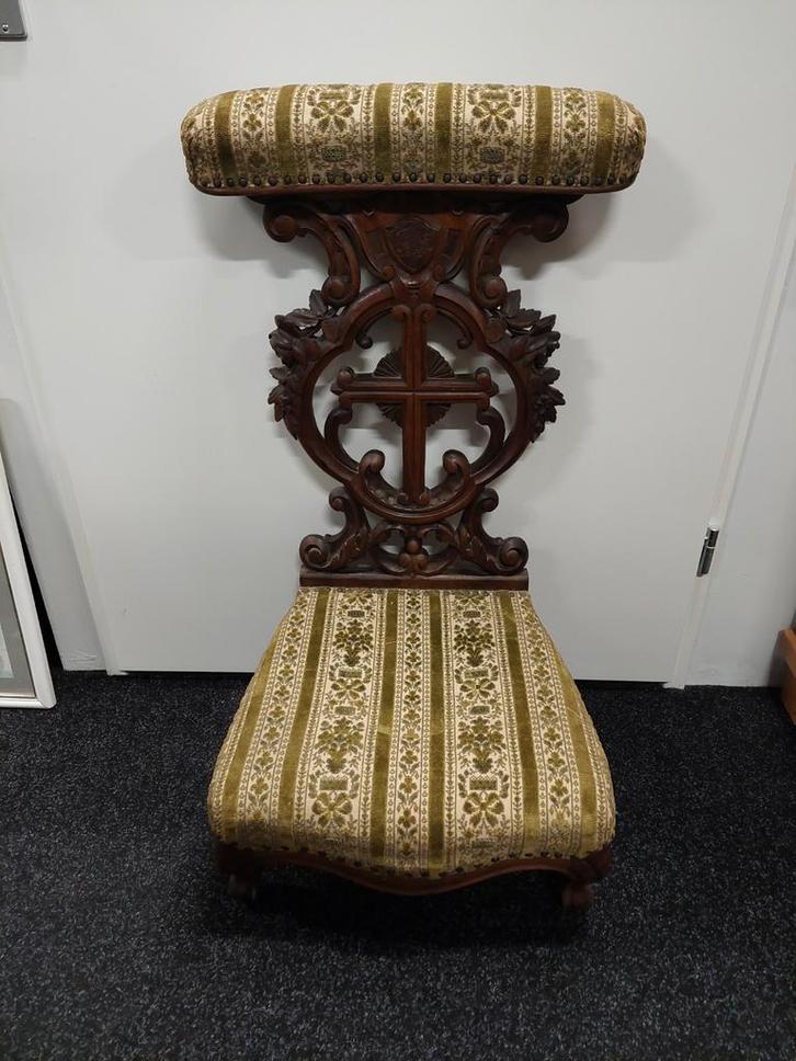 Antieke bidstoel met  prachtig houtsnijwerk, Antiek en Kunst, Antiek | Meubels | Stoelen en Banken, Ophalen