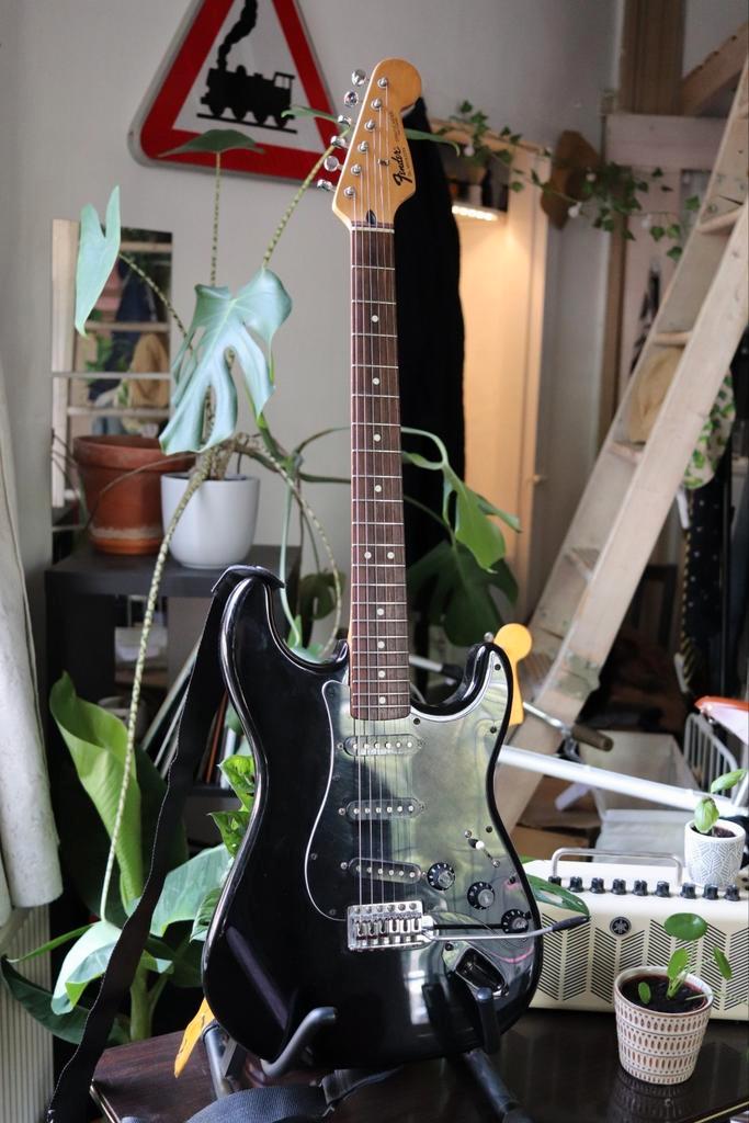 Fender stratocaster (MIM) 1995 - zwart, Muziek en Instrumenten, Snaarinstrumenten | Gitaren | Elektrisch, Gebruikt, Solid body