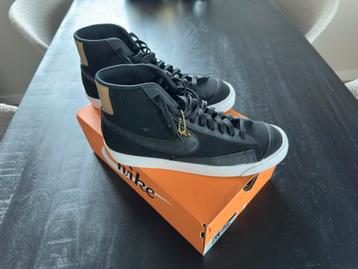 NIKE BLAZER MID 77 BLACK GOLD beschikbaar voor biedingen