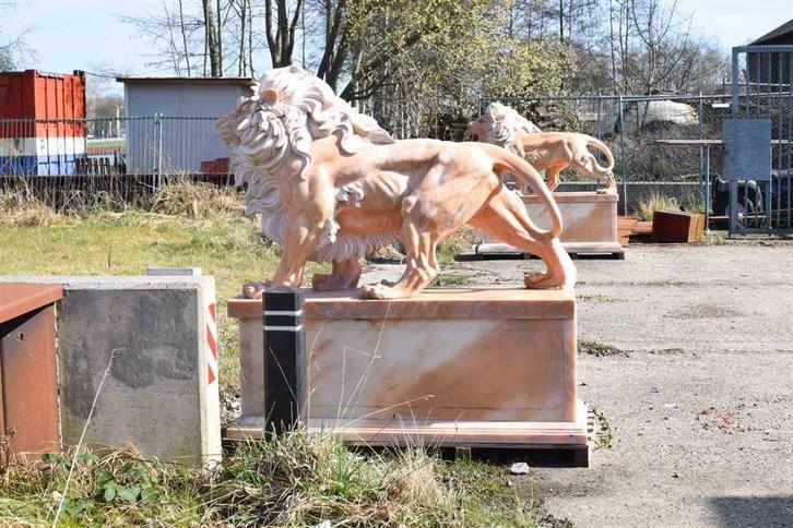 2 stuks marmeren leeuwen op een stuk blok 44275, Tuin en Terras, Tuinbeelden, Gebruikt, Ophalen of Verzenden