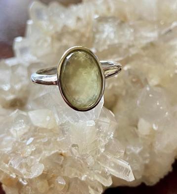 Ring met prehniet beschikbaar voor biedingen