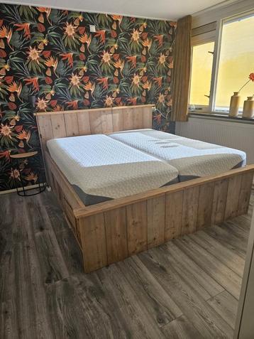 Bed van steigerhout 2.15 x 2.01 beschikbaar voor biedingen
