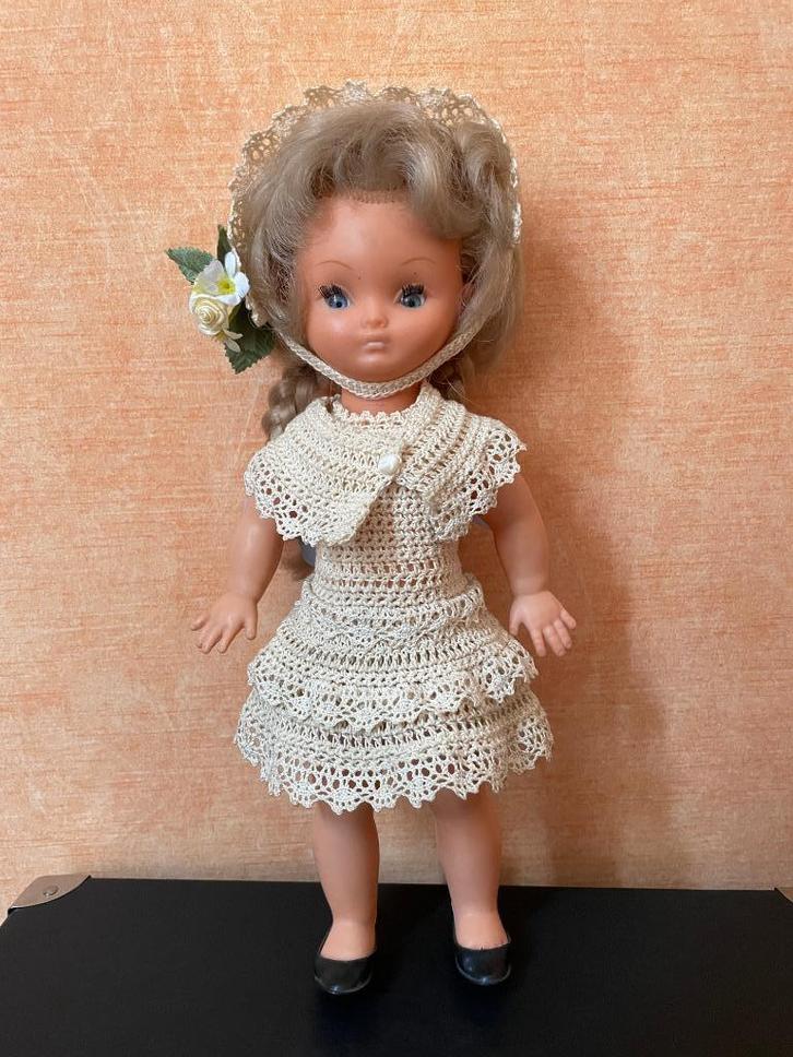 Pop Bella 28 cm., Verzamelen, Poppen, Gebruikt, Pop, Verzenden