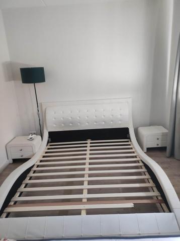 Twee personen bed met twee bijzettafels