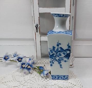 Porseleinen vaas, Japanse stijl beschikbaar voor biedingen