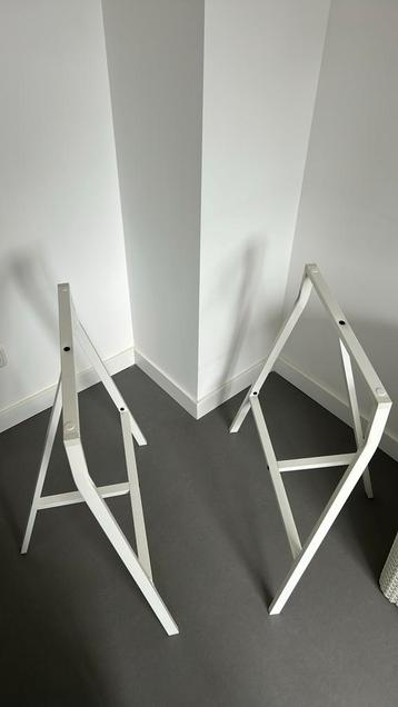 Witte IKEA schragen voor bureau beschikbaar voor biedingen