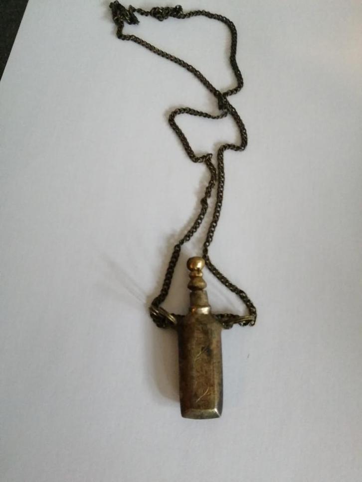 Zeer oud parfum flesje met ketting zilver?? 6 Cm hoogte., Antiek en Kunst, Curiosa en Brocante, Ophalen of Verzenden