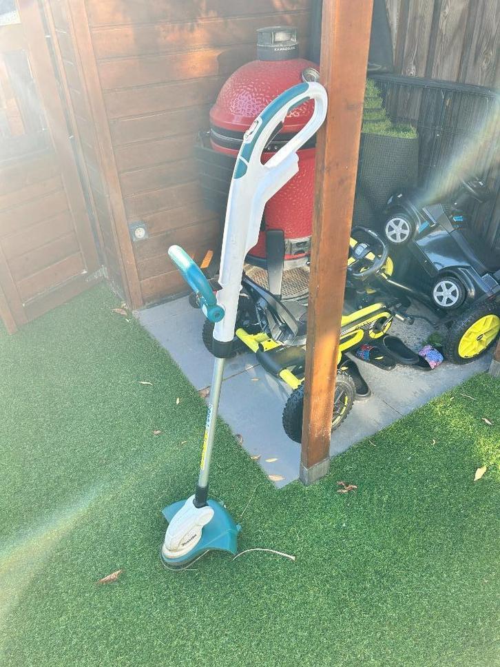 Makita elektrische grastrimmer Makita UR140D, Tuin en Terras, Grasmaaiers, Gebruikt, Accu-grasmaaier, Minder dan 30 cm, Cirkelmaaier