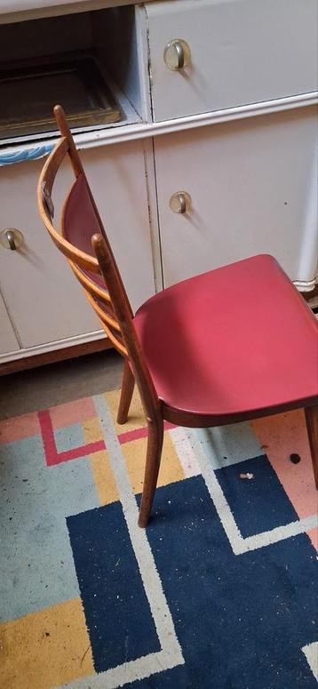 Vintage Scandinavisch stoeltje rood skai beschikbaar voor biedingen