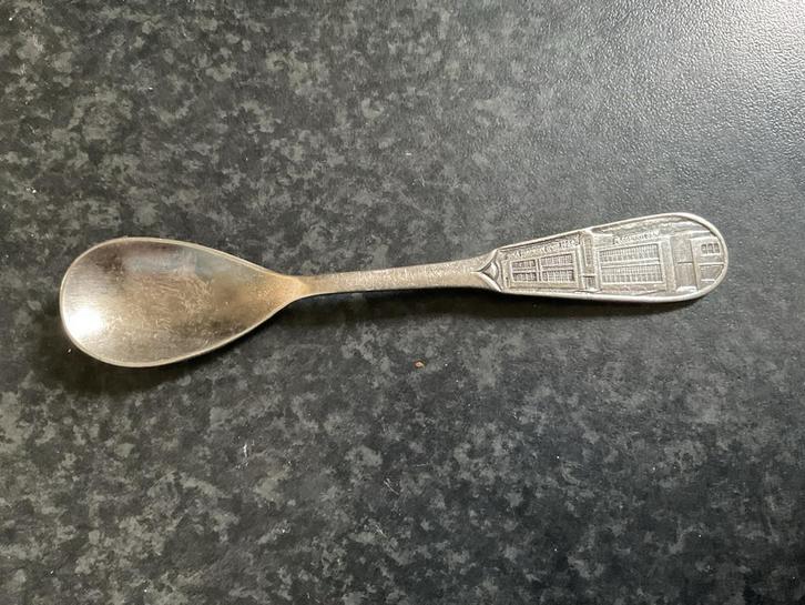 Verzilverd Sola lepeltje met afbeelding van de Fabriek, Antiek en Kunst, Antiek | Bestek, Ophalen of Verzenden
