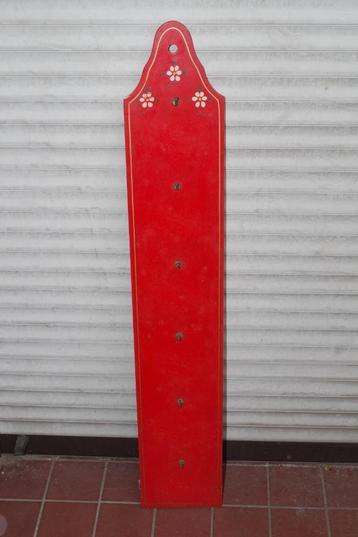 Mokkenplank (voor 6 mokken), hout, rood met bloemmotief beschikbaar voor biedingen