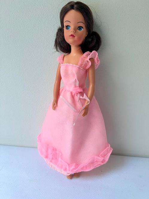 Sindy, Fleur jurkje Barbie, Verzamelen, Poppen, Zo goed als nieuw, Ophalen of Verzenden