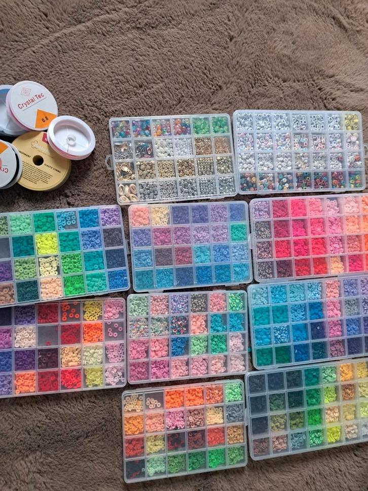 Groot assortiment kralen, elastisch touw en bedels, Hobby en Vrije tijd, Kralen en Sieraden maken, Zo goed als nieuw, Kraal, Ophalen of Verzenden