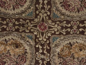 Vintage handgemaakte tafelloper met bloemen met goudbrocaat. beschikbaar voor biedingen