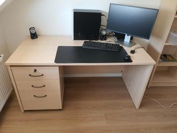 Bureau, boekenkast en commode beschikbaar voor biedingen