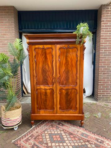 Leuke mahonie Biedermeier kledingkast-linnenkast beschikbaar voor biedingen