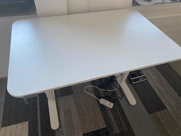 Wit Ikea Bekant Elektrisch Verstelbaar Bureau (80 x 120) - afbeelding 1