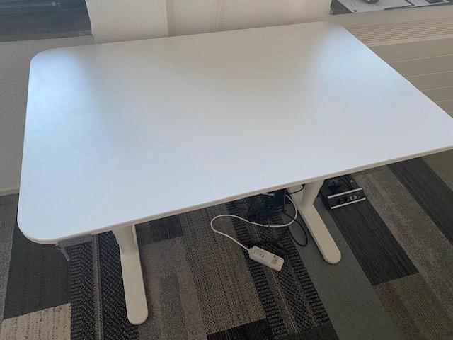 Wit Ikea Bekant Elektrisch Verstelbaar Bureau (80 x 120), Huis en Inrichting, Bureaus, Gebruikt, Stabureau, Elektrisch, In hoogte verstelbaar