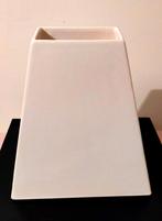 80's design wit pyramide vormige vaas van Velsen Keramiek., Huis en Inrichting, Woonaccessoires | Vazen, Gebruikt, Wit, Aardewerk of Porselein