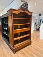 Antieke houten kast met sierlijke details, Antiek en Kunst, Ophalen