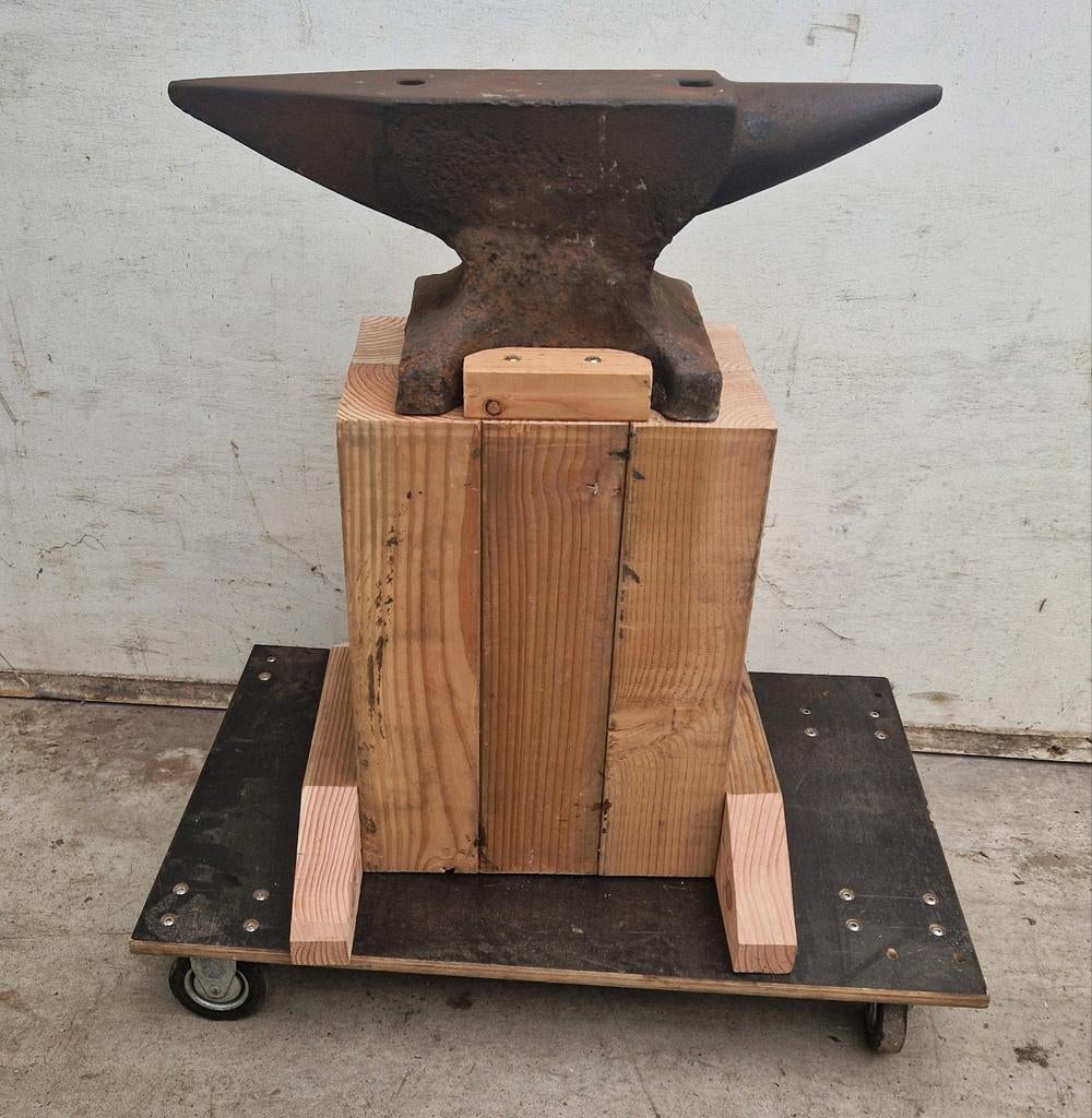 ️Aambeeld 65 kg op houten bok,  houten bok,  houten sokkel, Doe-het-zelf en Verbouw, Gereedschap | Handgereedschap, Gebruikt, Ophalen