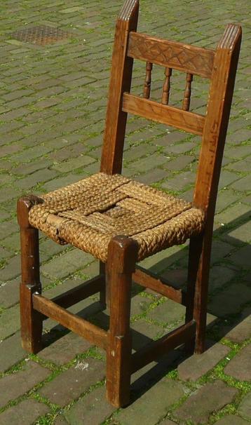Charmant ANTIEK SPAANS STOELTJE MET RIETEN ZITTING. beschikbaar voor biedingen