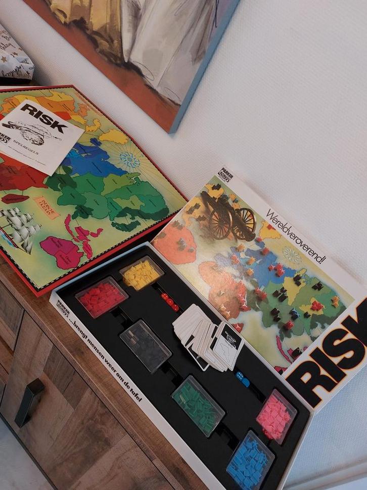 Risk Bordspel - Wereldverovering! Witte doos, Hobby en Vrije tijd, Gezelschapsspellen | Bordspellen, Zo goed als nieuw, Drie of vier spelers