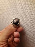 (Grijs)blauwe saffier in versierde ring (maat 18,5), Sieraden, Tassen en Uiterlijk, Ringen, 18 tot 19, Ophalen of Verzenden, Zo goed als nieuw