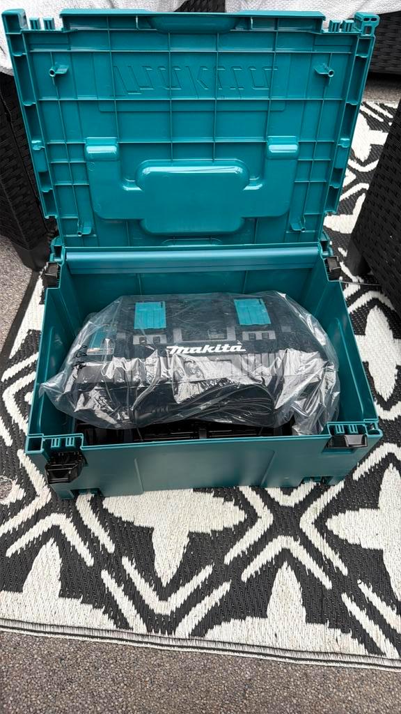 Makita DC18RD 14.4 - 18V Li-Ion Accu duolader - 9,0 A, Audio, Tv en Foto, Opladers, Zo goed als nieuw, Ophalen of Verzenden