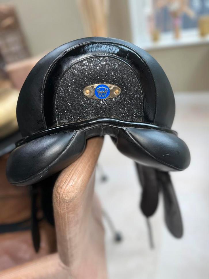 KM zadel dressage deluxe 17 inch M/W 2024, Dieren en Toebehoren, Paarden en Pony's | Zadels, Zo goed als nieuw, Dressuur, Ophalen of Verzenden