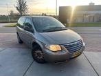 Chrysler Voyager 2.4i SE Luxe - Airco - 6 Persoons -, Auto's, Chrysler, Voorwielaandrijving, Gebruikt, Zwart, 4 cilinders