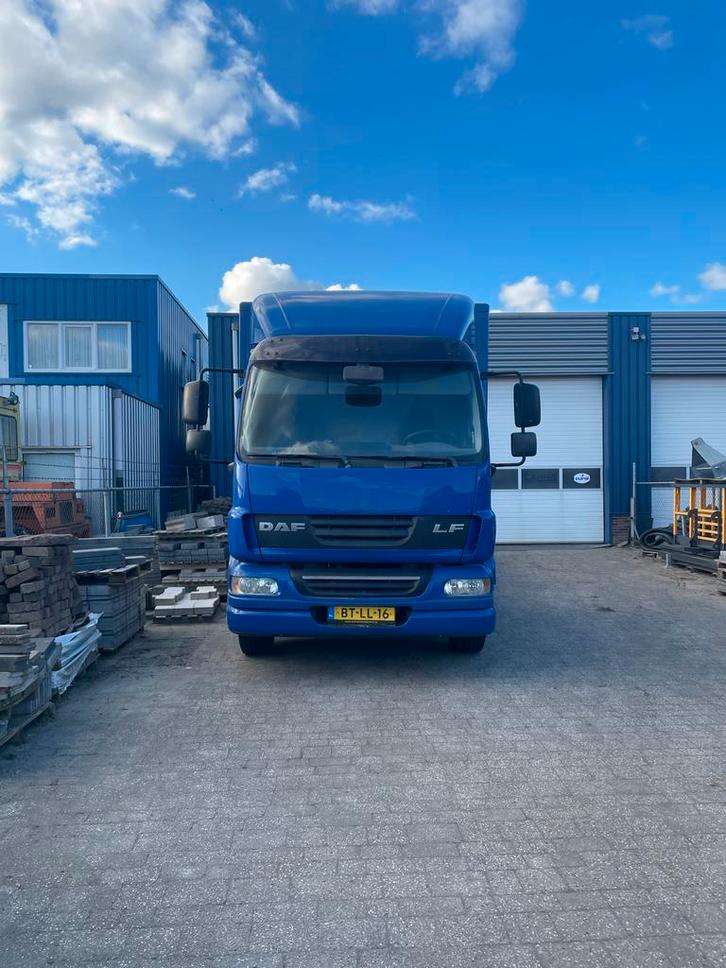 Daf lf 6 cilinder oplaadwagen inc oprij balken, Auto's, Vrachtwagens, Particulier, DAF, Diesel, Euro 5, Automaat, Blauw, Achterwielaandrijving