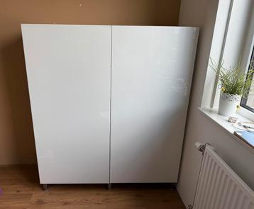 Mooie witte kast met hoogglans deuren beschikbaar voor biedingen