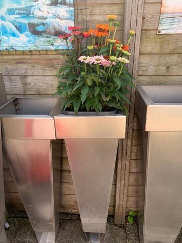 Handgemaakte bloembakken van gegalvaniseerd staal beschikbaar voor biedingen