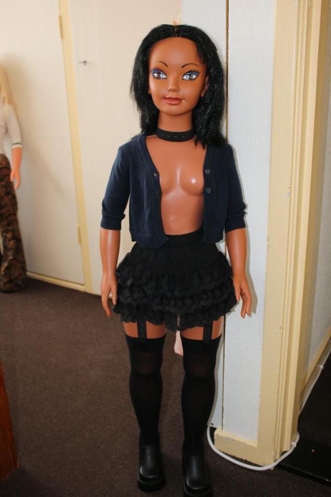 Grote bruin getinte jesmar , G>M/1385.5, Verzamelen, Poppen, Zo goed als nieuw, Pop, Verzenden