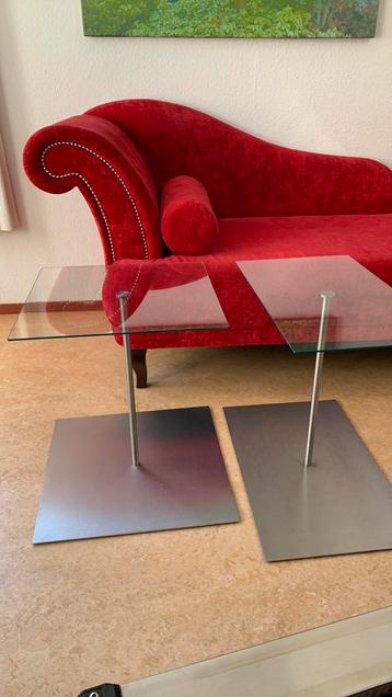 2 design glazen bijzettafels met rvs onderplaat beschikbaar voor biedingen