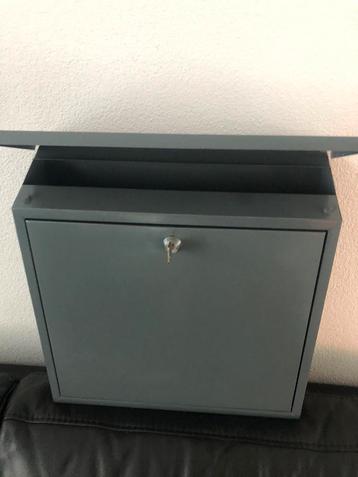 Te koop: nette, bijna nieuwe brievenbus beschikbaar voor biedingen