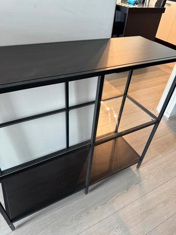Zwarte metalen kast met glazen planken VITTSJÖ kast beschikbaar voor biedingen