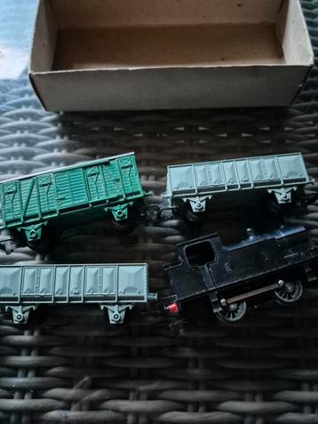 Tri-ang  locomotief + 3 wagons beschikbaar voor biedingen