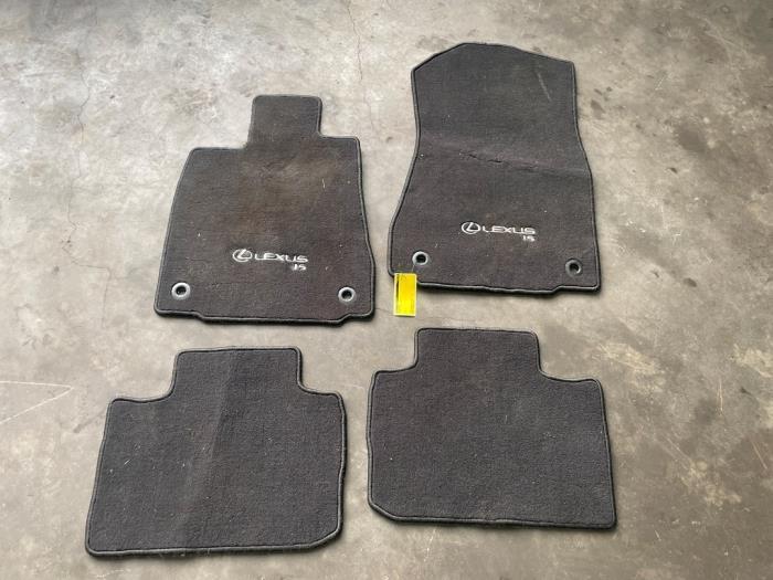 Matten Set van een Lexus IS 300, Auto-onderdelen, Interieur en Bekleding, Lexus, Gebruikt, 3 maanden garantie, Ophalen of Verzenden